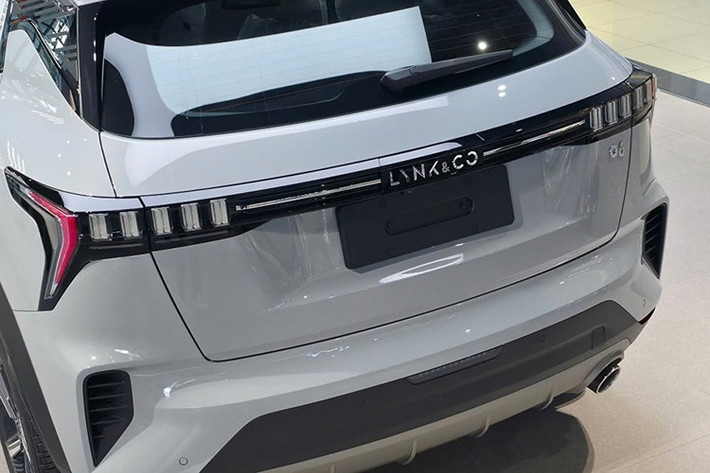 Về thiết kế, Lynk & Co 06 Core Plus vẫn trung thành với ngôn ngữ Mega-City Contrast đặc trưng của thương hiệu. Ngoài hai màu ngoại thất quen thuộc là Trắng và Ghi, phiên bản mới bổ sung thêm tùy chọn màu Be thời trang, đáp ứng thị hiếu thẩm mỹ của nhóm khách hàng trẻ.