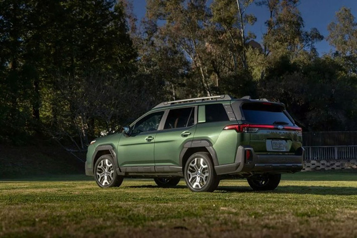 Về trang bị an toàn, Outback 2026 sở hữu các tính năng hỗ trợ lái như: kiểm soát hành trình thích ứng, hỗ trợ giữ làn, cảnh báo điểm mù, cảnh báo phương tiện cắt ngang phía sau, phanh tự động lùi, hỗ trợ đánh lái khẩn cấp và cảnh báo phương tiện cắt ngang khi lùi.
