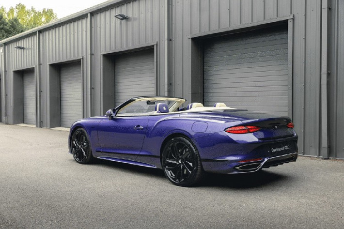 Vị chủ nhân sở hữu Continental GTC Speed thế hệ mới mang sắc Tím Violette là người đặc biệt khi đã sở hữu nhiều mẫu Bentley trước đây. Trong đó, có 6 chiếc Bentayga một trong số đó có màu Magenta và 1 Continental GT màu Scarab Green. Đối với vị khách đặc biệt này, Bentley không chỉ nên là những gam màu an toàn theo cách truyền thống mà còn phản ánh cá tính cùng sự cá nhân hoá.