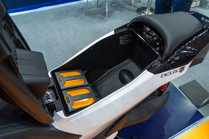 Khu vực tay lái được thiết kế tách rời, tương tự mẫu Honda PCX, đi kèm với màn hình kỹ thuật số lớn hiển thị sắc nét thông tin cần thiết. Xe cũng được trang bị hệ thống khóa thông minh (smartkey) tiện lợi.