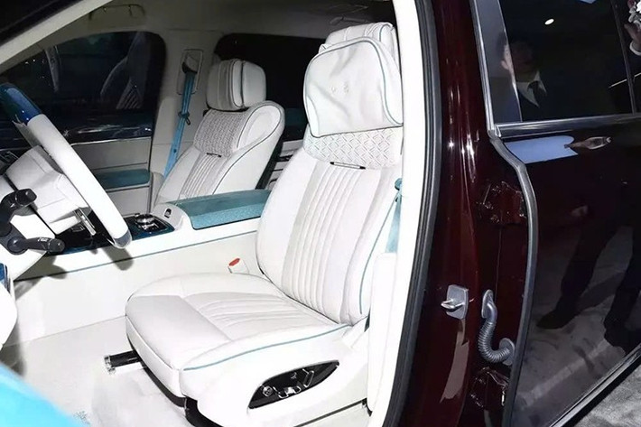 Biểu tượng Hongqi đặt ở nắp ca-pô có khả năng thu gọn trong khi cụm đèn pha được cấu tạo từ các khối pha lê, góp phần thể hiện rõ nét đẳng cấp và bản sắc riêng biệt của Guoli. Đáng chú ý, biểu tượng Hongqi được thiết kế nghiêng về phía trước một góc 23,5°, tượng trưng cho độ nghiêng trục quay của Trái Đất. Có thể nói, đây là một chi tiết mang đậm tính biểu tượng và triết lý thiết kế của Hongqi.