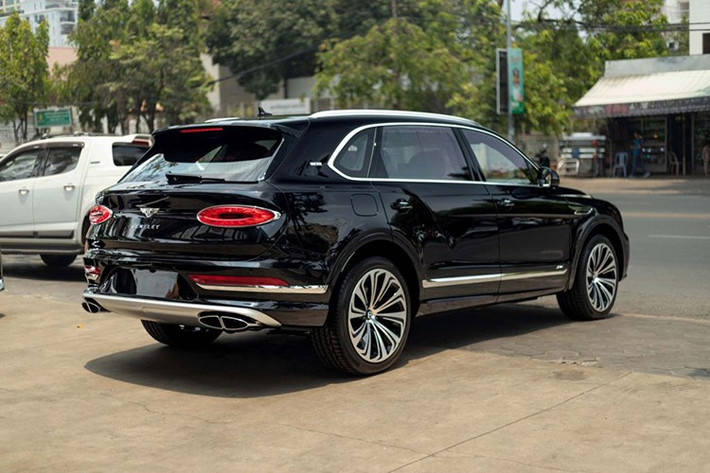 Tất nhiên, điểm thú vị còn nằm ở bên dưới nắp capô của SUV siêu sang Bentley Bentayga EWB Azure 2024, nơi chứa khối động cơ xăng V8, tăng áp, dung tích 4.0 lít, sản sinh công suất tối đa 542 mã lực và mô-men xoắn cực đại 770 Nm, đi kèm hộp số tự động 8 cấp.
