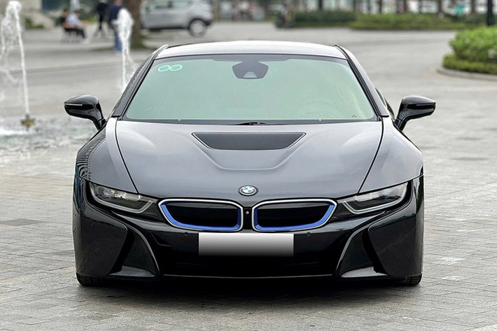 Sự kết hợp này mang đến cho BMW i8 tổng công suất 372 mã lực và mômen xoắn cực đại 570 Nm. BMW i8 còn có khả năng tiết kiệm nhiên liệu ấn tượng. Theo công bố của hãng, mức tiêu thụ xăng của i8 vào khoảng 2.1L/100km.