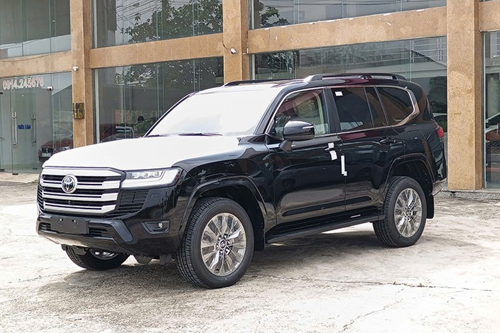 Mẫu SUV cỡ lớn Toyota Land Cruiser LC300 2025 mới đã chính thức cập bến Việt Nam với những nâng cấp về trang bị tiện nghi và công nghệ an toàn. Dự kiến, những chiếc Land Cruiser LC300 2025 đầu tiên sẽ được bàn giao cho khách hàng trong khoảng thời gian từ tháng 6 đến tháng 8 năm nay, theo xác nhận từ các đại lý.