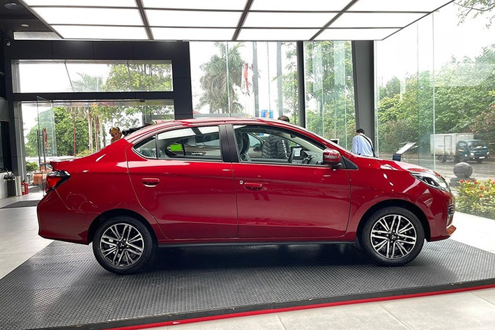 Trong thời gian qua, Mitsubishi Attrage liên tục có chương trình ưu đãi chính hãng và tháng 6/2025 cũng không phải là ngoại lệ. Trong tháng này, xe tiếp tục được hãng ưu đãi 100% lệ phí trước bạ ở bản MT và 50% ở bản CVT Premium.