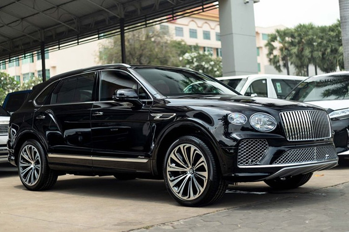 Bentley Bentayga EWB Azure có khả năng tăng tốc từ vị trí đứng yên lên 100 km/h chỉ trong thời gian 4,6 giây, trước khi đạt tốc độ tối đa 290 km/h. Xe cũng được trang bị hệ thống đánh lái bốn bánh điện tử, ở tốc độ cao, hệ thống xoay nhẹ hướng di chuyển bánh sau theo phương song song với hướng đánh lái bánh trước của người điều khiển.