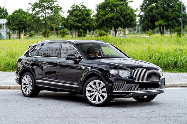 Phiên bản trục cơ sở dài của Bentley Bentayga chính thức ra mắt tại Việt Nam vào năm 2023, 1 năm sau đó, hãng về 1 chiếc màu đen, nội thất da bò, rất đẹp và được các showroom mua lại, rao bán trên 24 tỷ đồng, nhưng 1 năm trôi qua, không có khách nào mua.