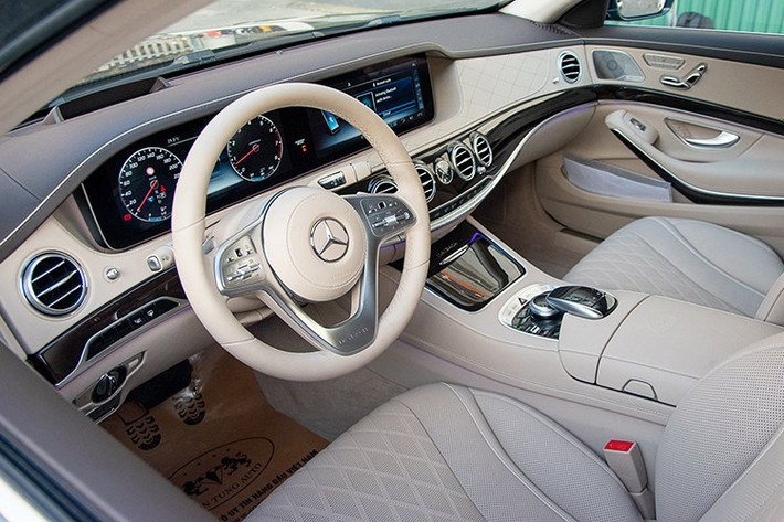 Đặc điểm để nhận diện xe siêu sang Mercedes-Maybach S650 Pullman và Mercedes-Maybach S650 quá dễ dàng ở kích thước xe cũng như Mercedes-Maybach S650 Pullman có đến 3 khoang, khi chạy ra đường luôn là tâm điểm của mọi chú ý.