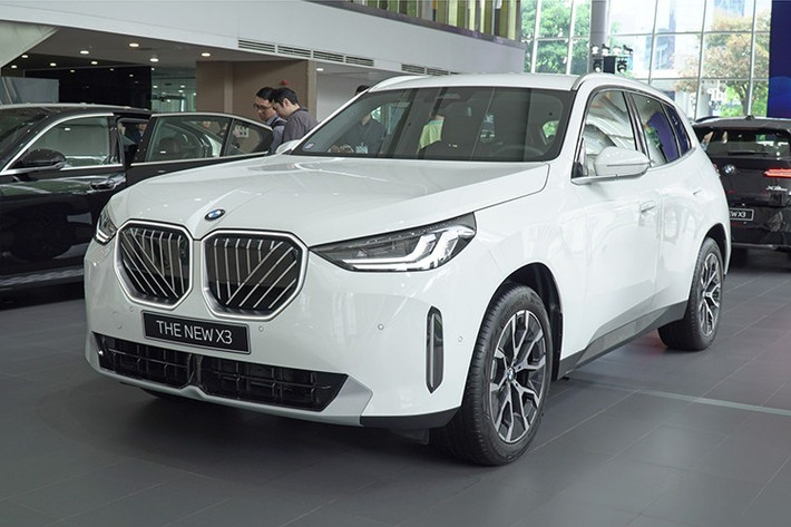 Tại thị trường Việt Nam, Mercedes-Benz GLC và Audi Q5 vẫn là hai đối thủ cạnh tranh trực tiếp với BMW X3. Trong đó, GLC cũng được phân phối với hai phiên bản nhưng có khác biệt rõ rệt về cấu hình động cơ và hệ dẫn động.