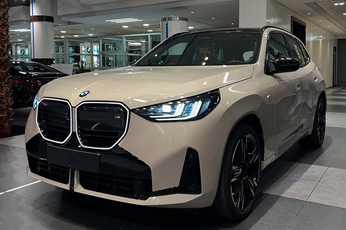 BMW X3 2025 được ra mắt Việt Nam vào đầu tháng 6 vừa qua với 2 phiên bản là X3 20 xDrive và X3 20 xDrive M Sport. Ở thời điểm đó mức giá của 2 phiên bản này được công bố lần lượt là 2,279 và 2,629 tỷ đồng. Tuy nhiên hiện tại THACO BMW đã âm thầm sửa giá niêm yết trên trang chủ cho 2 phiên bản là 2,589 và 2,649 tỷ đồng. Như vậy mức tăng giá của BMW X3 thế hệ mới lần lượt lên tới 310 và 20 triệu đồng.