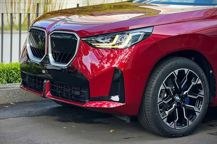 Tại Việt Nam, BMW X3 thế hệ mới gồm hai phiên bản: BMW X3 20 xDrive và BMW X3 20 xDrive M Sport. Cả hai đều được trang bị động cơ xăng hiệu suất cao 4 xy-lanh, dung tích 2.0L, ứng dụng công nghệ BMW TwinPower Turbo và Mild Hybrid 48 volt, sản sinh công suất lên đến 140kW/190 mã lực cùng mô-men xoắn 310Nm, tăng tốc 0-100km/h trong 8,5 giây.