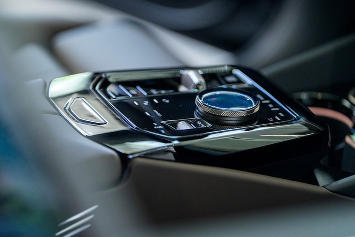 Xe được trang bị phiên bản mới nhất của BMW iDrive với tính năng lựa chọn nhanh (QuickSelect), các phím chức năng được sắp xếp theo chiều dọc, cho phép người lái kích hoạt trực tiếp các chức năng này mà không cần phải vào menu. Hệ thống BMW iDrive giúp người lái dễ dàng điều khiển trên màn hình cảm ứng và bằng giọng nói...