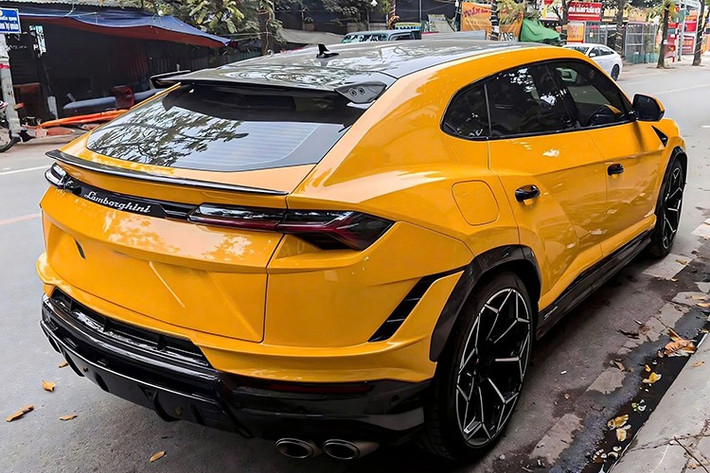 Ngoại thất chiếc Lamborghini Urus Performante này có màu vàng cùng vô số chi tiết bằng carbon, cũng như sơn đẹp tạo điểm nhấn, ngoài ra còn có bộ mâm đa chấu kép hết sức ấn tượng. Trước đó, theo thông tin người bán, chiếc xe Lamborghini Urus Performante này được nhập khẩu chính hãng, xe sản xuất 2023.