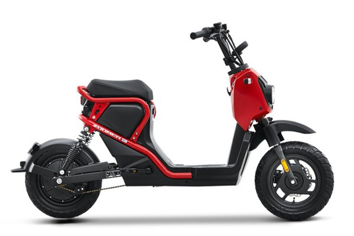 Honda Zoomer e: được trang bị pin lithium chính hãng Honda, có thể sạc trực tiếp hoặc tháo rời, cực kỳ thuận tiện cho người dùng. Quãng đường tối đa sau mỗi lần sạc đầy lên đến 90km, giúp người lái yên tâm sử dụng trong cả ngày dài.
