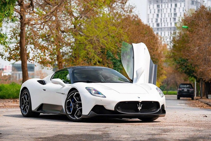 Chiếc siêu xe Maserati MC20 mới xuất hiện tại Đà Nẵng, theo tìm hiểu, đây chính là chiếc xe được nhập về Việt Nam vào năm 2022, nhưng trong 3 năm qua, đã không tìm thấy chủ nhân nào, xe cũng từng vận chuyển từ Nam ra Bắc để đổi phong thủy nhưng vẫn vậy, lần này lại ra miền Trung.
