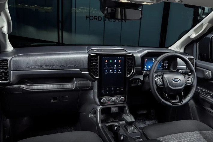 Là phiên bản nâng cấp chuyên dụng, Ranger Super Duty được thiết kế để đáp ứng nhu cầu tải nặng và off-road khắc nghiệt. Xe được trang bị động cơ diesel V6 3.0L tăng áp cho công suất 206 mã lực, mô-men xoắn 600 Nm.