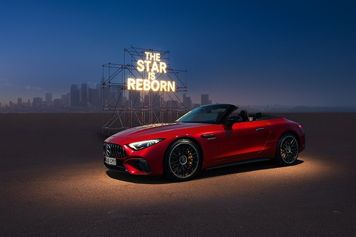 Mercedes-Benz Việt Nam vừa công bố chính thức phân phối mẫu xe thể thao mui trần Mercedes-AMG SL 63 S E Performance tại Việt Nam, với mức giá khuyến nghị lên đến 12,29 tỉ đồng. Đáng chú ý, chỉ có đúng hai chiếc xe được đưa về Việt Nam.