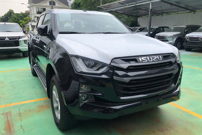 Trong bối cảnh đại lý và hàng xe liên tục công bố mức ưu đãi cho khách hàng ký hợp đồng đặt cọc trong tháng 6, người tiêu dùng có nhiều lựa chọn hấp dẫn. Tuy nhiên, đối với những người kinh tế hạn hẹp, cần tìn một chiếc xe có giá cả phải chăng để phục vụ công việc di chuyển, chuyên chở hàng ngày thì chiếc xe bán tải của Isuzu D-Max được xem là "hợp ví".
