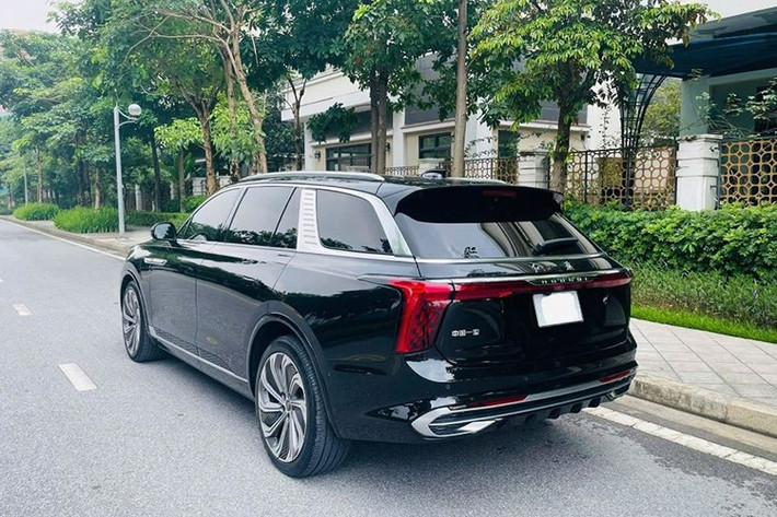 Tính toán sơ bộ cho thấy mức giá rao bán hiện tại thấp hơn khoảng 42% so với tổng chi phí lăn bánh ban đầu – một tỷ lệ mất giá rất cao chỉ sau khoảng 2 năm sử dụng. Như vậy, chiếc Hongqi E-HS9 không chỉ mất giá sâu hơn mà còn mất giá nhanh hơn cả một mẫu SUV Đức như Mercedes-Benz vốn nổi tiếng giữ giá tốt trên thị trường.