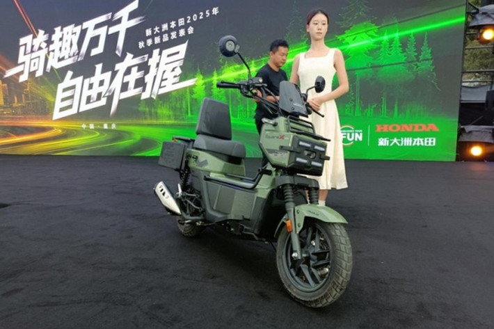 Honda Square X125 2025 mới ra mắt tại Trung Quốc mang phong cách thiết kế độc đáo, kết hợp giữa chất bụi bặm của Honda PS250, vẻ phóng khoáng của Ruckus và sự nhỏ gọn, linh hoạt của "đàn anh" Zoomer X.