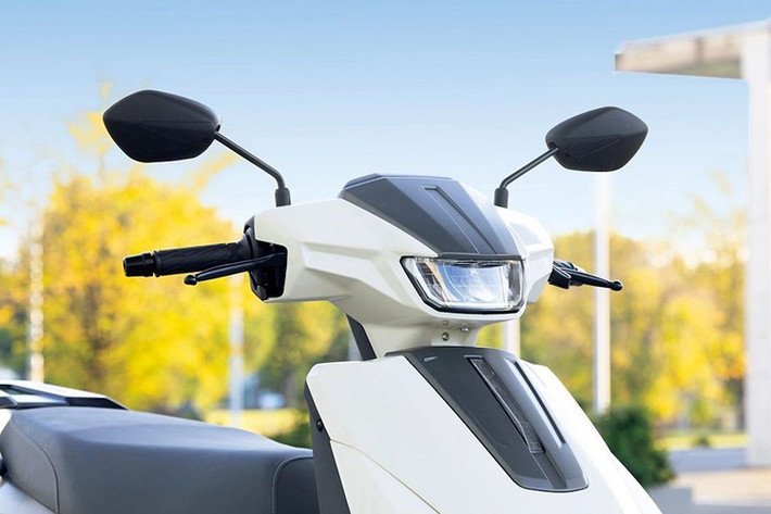 Về thiết kế, e-Address mang nhiều nét tương đồng với người anh em chạy xăng là Suzuki Address 125 - một mẫu xe tay ga từng được phân phối chính thức tại Việt Nam. Ngoại hình chiếc xe máy điện giữ phong cách nhỏ gọn, thực dụng, hướng đến khả năng vận hành linh hoạt trong đô thị đông đúc.