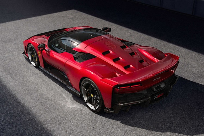 Ferrari F80 là mẫu hypercar kế nhiệm LaFerrari. Xe được phát triển trên nền tảng khung gầm bằng sợi carbon, kết hợp giữa ngôn ngữ thiết kế đậm chất khí động học của xe đua hiện đại với những đường nét đặc trưng của các mẫu Ferrari cổ điển.