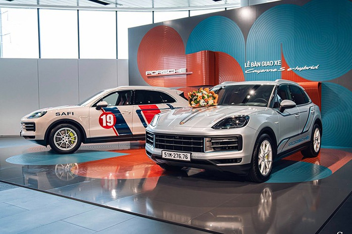 Theo đó, một trong hai chiếc Porsche Cayenne S E-Hybrid 2025 mới về Việt Nam này đã được bàn giao cho anh Nguyễn Hoàng Anh. Đây cũng chính là chủ nhân đầu tiên của chiếc 911 Dakar tại Việt Nam.
