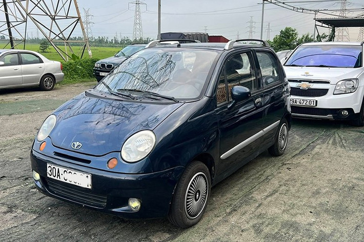 Trước khi thị trường Việt "đón sóng" từ nhóm xe cỡ nhỏ giá rẻ như Kia Morning, VinFast Fadil, Hyundai i10,... thì mẫu xe Daewoo Matiz đã có nhiều năm "làm mưa, là gió" trên thị trường. Daewoo Matiz gia nhập thị trường Việt từ thập niên 2000. Đến nay sau khoảng 25 năm, Daewoo Matiz vẫn được bắt gặp miệt mài lăn bánh trên đường.
