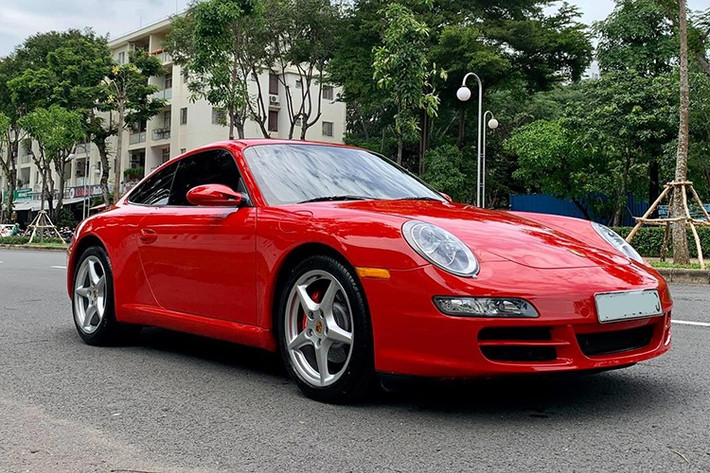 Porsche 911 997 của đại gia Hà Nội thuộc bản tiêu chuẩn là Carrera, nên xe sẽ sử dụng động cơ 6-xi-lanh, dung tích 3.6 lít, sản sinh ra công suất tối đa 321 mã lực tại 6.800 vòng/phút và mô men xoắn cực đại 370 Nm tại 4.250 vòng/phút.