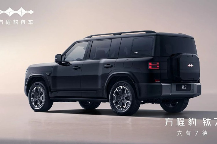 Thiết kế mang phong cách Land Rover Defender tiếp tục kéo dài về phía sau. Tuy nhiên, tại đây, xe còn được pha trộn với một số chi tiết từ Lexus GX. Những điểm nhấn chính bao gồm hốc bánh góc cạnh, thân xe cơ bắp và kính cửa sổ giống Land Rover Defender.