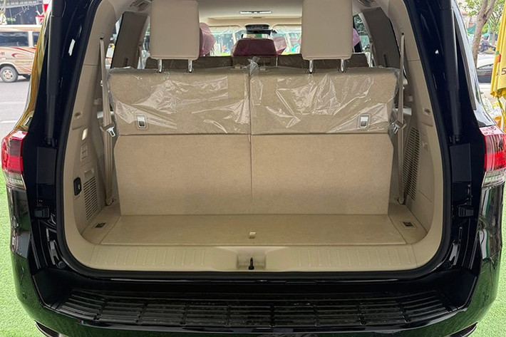 Các trang bị khác gồm; ghế lái chỉnh điện 10 hướng, ghế phụ chỉnh điện 8 hướng, cốp mở rảnh tay, cùng loạt công nghệ an toàn như cảnh báo điểm mù, cảnh báo phương tiện cắt ngang, phanh khẩn cấp tự động, kiểm soát hành trình chủ động, giữ làn đường và điều chỉnh đèn pha tự động.