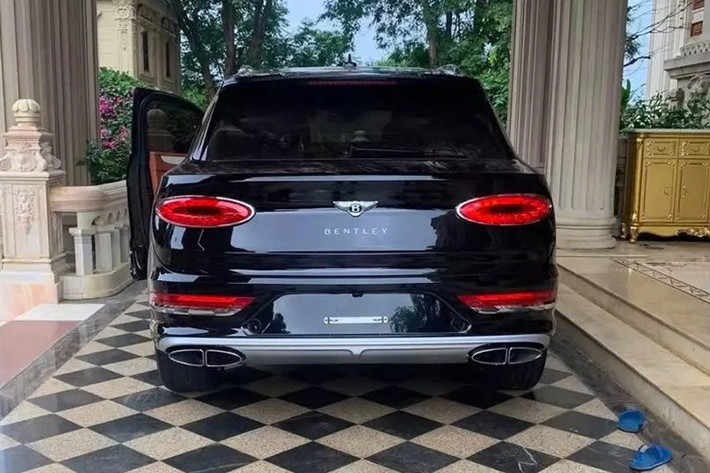 Nhưng mới đây, chiếc xe SUV siêu sang Bentley Bentayga EWB 2024 này đã có người hỏi cưới và nhanh chóng rước về biệt thự của chủ nhân, đó là 1 doanh nhân sinh sống và làm việc ở phố núi Gia Lai.