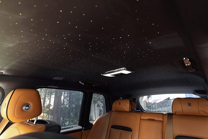 "Trái tim" của SUV siêu sang Rolls-Royce Cullinan mới được chào bán hơn 10 tỷ đồng chính là khối động cơ V12, tăng áp kép, dung tích 6.75 lít, sản sinh công suất tối đa 563 mã lực và mô-men xoắn cực đại 850 Nm tại vòng tua máy 1.600 vòng/phút.