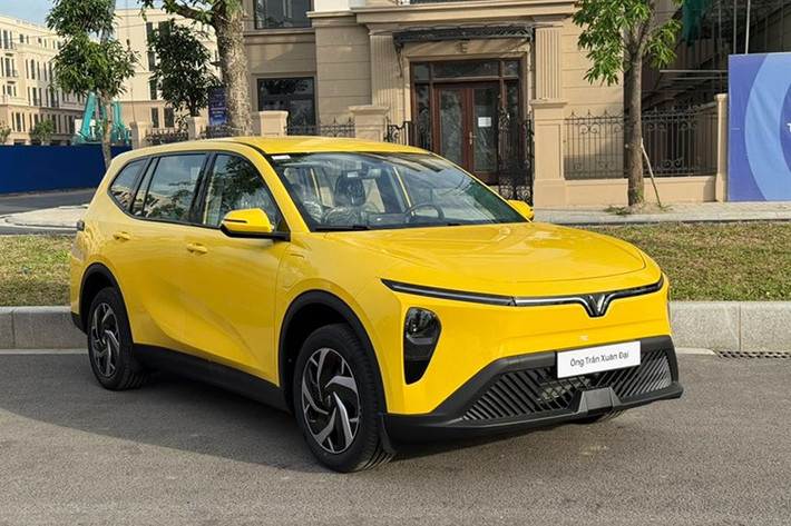Về trang bị an toàn, Limo Green không có gói hỗ trợ người lái nâng cao (ADAS), xe chỉ có các tính năng cơ bản như: phanh ABS, phân phối lực phanh điện tử (EBD), cân bằng điện tử, kiểm soát lực kéo...