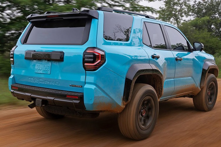 Về ngoại thất, thay đổi rõ rệt nhất trên mẫu xe SUV cỡ lớn Toyota Sequoia 2026 là màu sơn mới Wave Maker, độc quyền cho phiên bản hiệu suất cao TRD Pro.