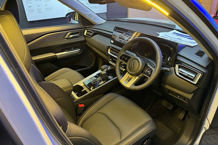 Mitsubishi Destinator có không gian nội thất rộng rãi, thoải mái với hàng loạt trang bị tiện nghi đáng chú ý, như cửa sổ trời toàn cảnh Panoramic chỉnh điện, hệ thống đèn viền nội thất đa sắc với 64 tùy chọn màu, bảng điều khiển trung tâm thiết kế đối xứng đi kèm màn hình cảm ứng 12,3 inch và cụm đồng hồ kỹ thuật số 8 inch.