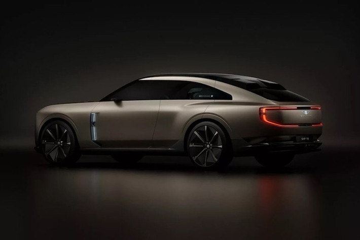 2 bên ca-lăng có đèn pha dọc và biểu tượng đôi cánh mới của Bentley . Chúng được kết hợp với mascot trang trí nắp ca-pô phát sáng cũng như một cốp trước, được tiếp cận thông qua "nắp có bản lề theo phong cách piano". Tiến xa hơn về phía sau, nắp ca-pô xe tương đối phẳng gặp các trụ A màu đen tinh xảo.