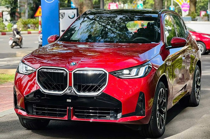 BMW X3 2025 trang bị nhiều công nghệ hỗ trợ lái tiên tiến, gồm: hệ thống cảnh báo va chạm phía trước; cảnh báo lệch làn đường; gói hỗ trợ lái Driving Assistant Plus với tính năng kiểm soát hành trình thích ứng (Adaptive Cruise Control). Gói hỗ trợ đỗ xe tự động Parking Assistant Plus thuộc trang bị tiêu chuẩn. Với việc tăng giá, xe nay cũng có thêm cảnh báo điểm mù.