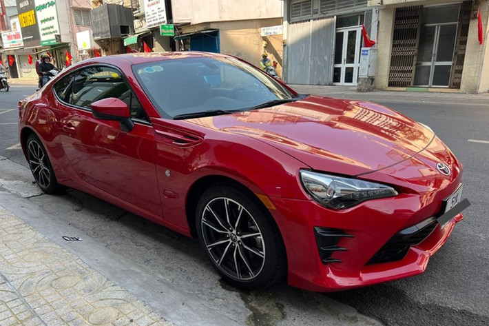 Trái tim của Toyota 86 là khối động cơ FA20 I4 phun nhiên liệu trực tiếp, dung tích 2.0 lít, sản sinh 204 mã lực ở tua máy 7.000 vòng/phút và mô-men xoắn cực đại 212 Nm ở tua máy 6.400 – 6.800 vòng/phút, truyền tới bánh sau thông qua một hộp số sàn 6 cấp. Xe có khả năng tăng tốc từ 0 lên 100 km/h trong 7,6 giây.