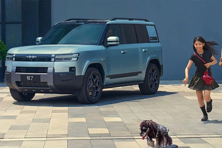 BYD vừa tung ra thị trường mẫu SUV địa hình với động cơ hybrid cắm sạc Fang Cheng Bao (FCB) Tai 7 và bắt đầu bàn giao những chiếc xe đầu tiên cho khách hàng tại Trung Quốc. Mẫu SUV này được định vị ở phân khúc cao cấp, có 4 phiên bản là RWD Pro, RWD Max, AWD Max và AWD Ultra.