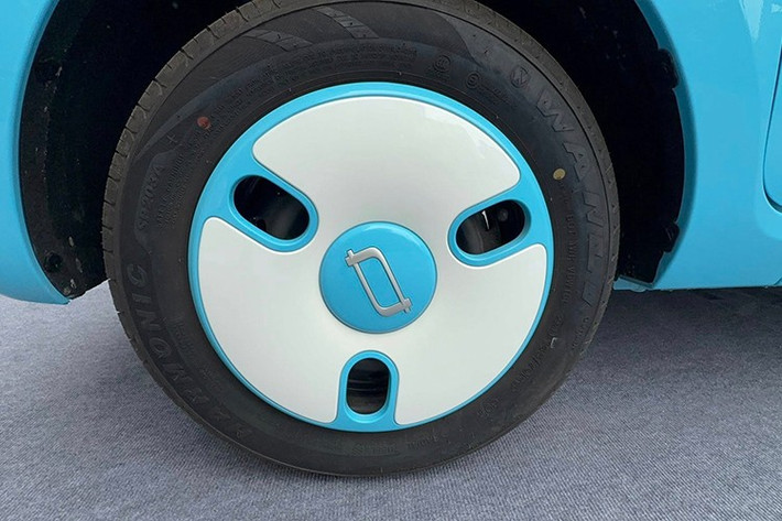 Phong cách thiết kế của Bestune Pony mang đậm nét trẻ trung và đáng yêu, với đường nét bo tròn mềm mại và ngôn ngữ thiết kế tối giản. Đèn pha LED bo góc cùng cụm mâm xe hợp kim 13 inch được sơn đồng màu với thân xe tạo nên vẻ ngoài hiện đại nhưng vẫn thân thiện.
