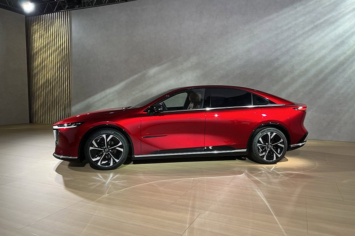 Tại thị trường châu Âu, Mazda 6e 2025 mới chỉ được bán dưới dạng xe sedan thuần điện. Xe không có phiên bản mở rộng phạm vi như ở thị trường Trung Quốc, ít nhất là vào thời điểm hiện tại.