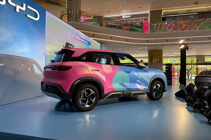 Tính đến thời điểm hiện tại, BYD Atto 2 là mẫu ôtô thuần điện thứ 6 được BYD phân phối tại thị trường Việt Nam. Tuy nhiên, vấn đề trạm sạc quan trong nhất đối với một mẫu xe điện sẽ khiến nhiều khách hàng băn khoăn khi hãng xe này chưa phổ biến trạm sạc công cộng tại Việt Nam.