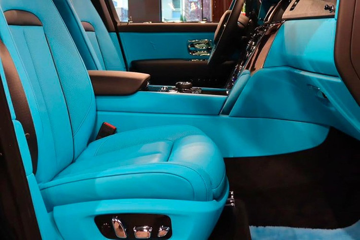 Ngoài ra, mẫu SUV siêu sang này còn được bổ sung cản trước mới và lưới tản nhiệt tích hợp đèn LED ẩn. Đây là lần đầu tiên dòng xe Rolls-Royce Cullinan được trang bị lưới tản nhiệt kiểu này. Chi tiết mới còn lại của xe là bộ vành la-zăng với đường kính lên đến 23 inch và màu sơn ngoại thất có tên nâu Emperador Truffle.
