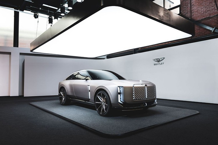Thông số vận hành của EXP 15 vẫn còn là ẩn số. Bentley chỉ xác nhận mẫu xe concept này sử dụng hệ dẫn động bốn bánh, chạy hoàn toàn bằng điện, có phạm vi hoạt động dài và tốc độ sạc phù hợp với sự kỳ vọng từ khách hàng. Dự kiến, phiên bản sản xuất của Bentley EXP 15 sẽ ra mắt vào năm sau.