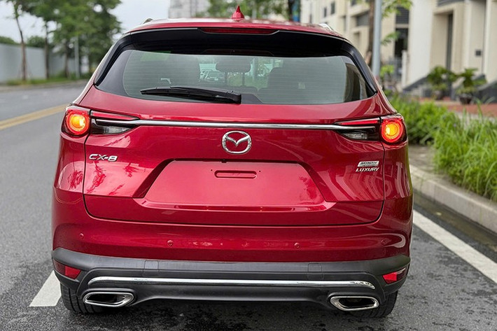 Mazda CX-8 đời 2019 sở hữu cụm lưới tản nhiệt có các thanh ngang mạ crom trong khi CX-5 sử dụng lưới tản nhiệt dạng tổ ong. Hệ thống đèn xe là loại đèn LED định vị ban ngày, đèn chiếu sáng và đèn sương mù kết hợp. Phần đuôi xe của CX-8 có nhiều nét đặc trưng để phân biệt với CX-5.