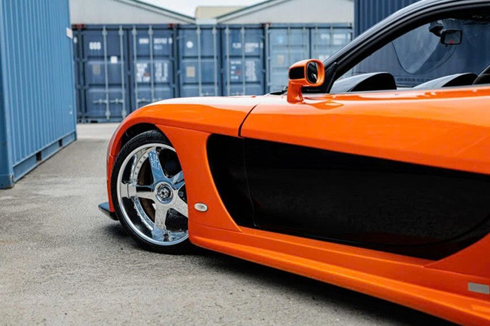 Bộ body kit "Fortune" trên xe thay thế toàn bộ các tấm ốp RX-7 nguyên bản, ngoại trừ mui xe và cửa hậu. Không giống như nhiều chiếc xe trong phim chỉ là một bản sao.
