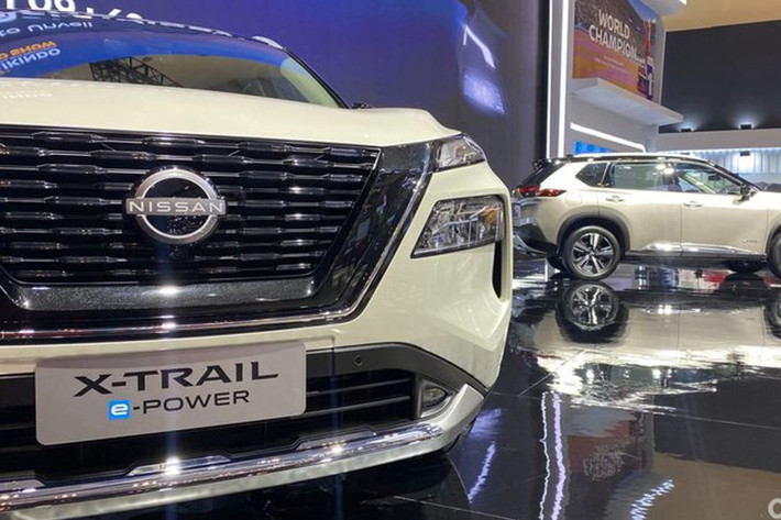 Phần đầu xe Nissan X-Trail e-POWER e-4ORCE 2026 nổi bật bởi cụm đèn chiếu sáng LED đa tầng, lưới tản nhiệt mở rộng và nắp ca-pô dập nổi.