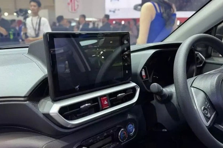 Daihatsu Rocky e-Smart Hybrid được nhập khẩu nguyên chiếc từ Nhật nên không có màn hình cảm ứng trung tâm theo tiêu chuẩn nội địa. Thay vào đó là màn hình thông tin giải trí 10 inch lắp ráp tại Indonesia, tích hợp camera lùi.