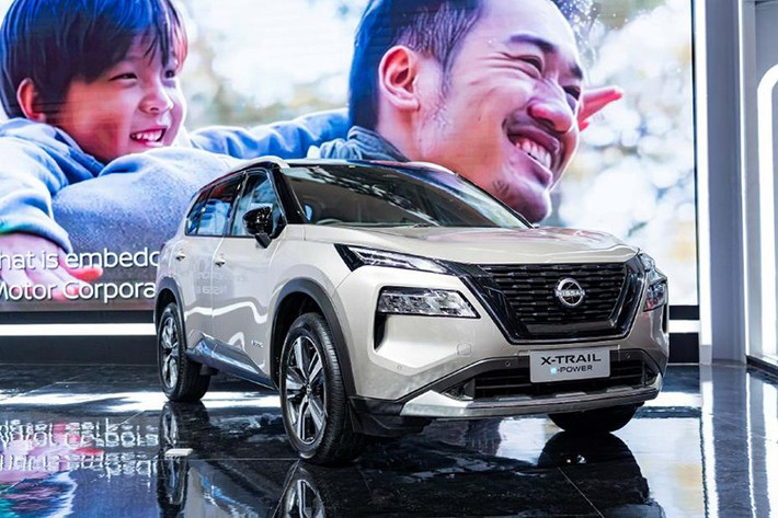 Về ngoại hình, mẫu xe SUV Nissan X-Trail e-POWER e-4ORCE 2026 có kích thước tổng thể chiều dài 4.660 mm, rộng 1.840 mm, cao 1.720 mm và chiều dài cơ sở 2.706 mm.